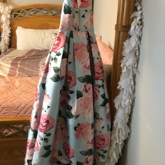 Stunning Prom Dress - Picture 5 of 7